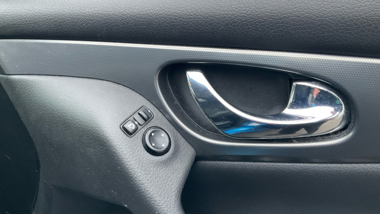 Nissan Qashqai 1.6 DiG-T N-Connecta 5dr Petrol Hatchback